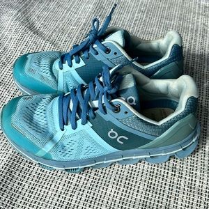 Women’s size 6 gently worn on shoes